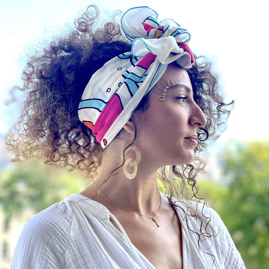 Coiffure d'été avec un foulard pour cheveux bouclés