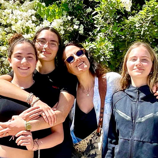 Maman de trois filles et cliente fidèle depuis nos débuts, Sabrina incarne l’esprit Shaeri avec bienveillance. Entre vie de famille et petits moments pour elle, elle partage avec nous sa routine capillaire naturelle, simple, efficace… et inspirante.