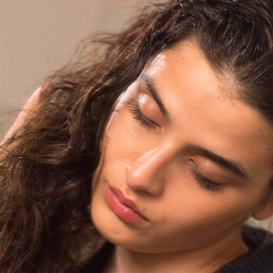 Perte de cheveux hormonale chez la femme : causes et solutions